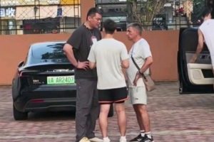 博主:朱芳雨今日回道宏远俱乐部 与新外教团队交流&完成交接工作