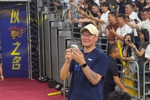 赛季首胜!广东男篮荣誉顾问朱芳雨现场观战 看到赢球很开心