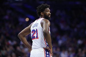 扛不住双塔!恩比德半场10中3低效拿到9分4篮板
